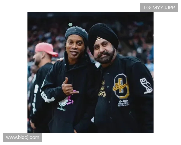 博主在街头偶遇足球明星展开热聊引发粉丝热议与羡慕