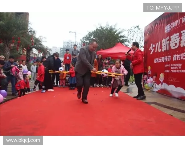 足球明星调皮捣蛋拽女孩辫子引发热议网友纷纷点赞互动趣味十足