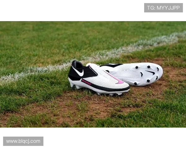 耐克足球明星蝎斗展现超凡技艺引领球场风潮 耐克足球明星蝎斗展现超凡技艺引领球场风潮