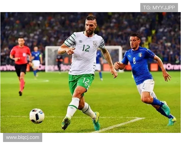 重庆足球队在全国锦标赛积分榜上以81分稳居第一名展现强劲实力 重庆足球队在全国锦标赛积分榜上以81分稳居第一名展现强劲实力